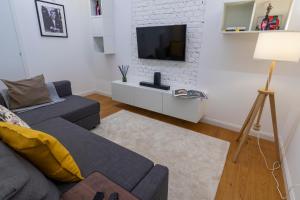 sala de estar con sofá y TV en Castaldi 18 - Milano in tasca en Milán