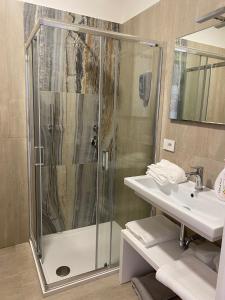y baño con ducha y lavamanos. en La Casa di Chiara, en Porto SantʼElpidio