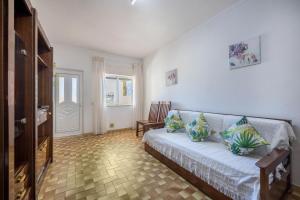 een woonkamer met een bank en een raam bij Villas Brites nº3 in Burgau +22 foto's