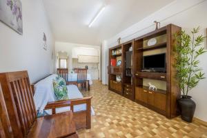 een woonkamer met een bank, een tv en een tafel bij Villas Brites nº3 in Burgau