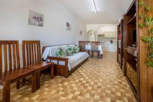 een woonkamer met een bed en een keuken bij Villas Brites nº3 in Burgau