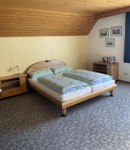 ein Schlafzimmer mit großem Bett und Holzdecke in der Unterkunft Ferienwohnung Agnes Mayer in Riedenburg