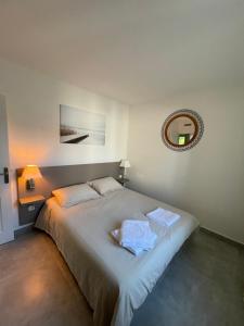 una camera da letto con un grande letto con uno specchio sul muro di CASA RAMA ST Tropez a Saint-Tropez