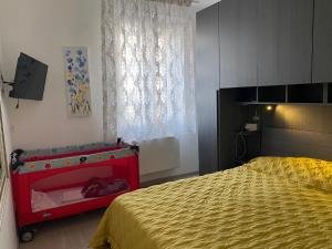 Dormitorio con cama con cuna en La Casa di Chiara, en Porto SantʼElpidio