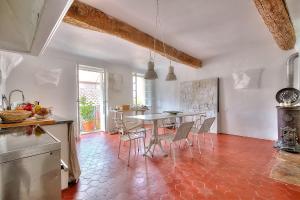 kuchnia i jadalnia ze stołem i krzesłami w obiekcie Le Cocon en plein centre du village médiéval de Mougins vue mer w mieście Mougins