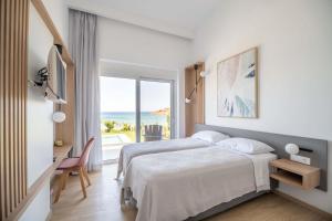 Ένα ή περισσότερα κρεβάτια σε δωμάτιο στο Isalos Seafront Villa I Sea fragrance +43 φωτογραφίες