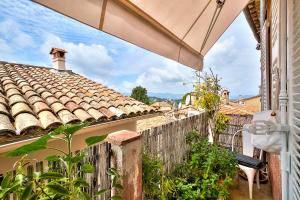Zdjęcie z galerii obiektu Le Cocon en plein centre du village médiéval de Mougins vue mer w mieście Mougins