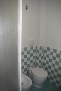 a bathroom with a toilet and a sink at Guardia Piemontese: Ideale per Mare e Terme in Guardia Piemontese Terme +2 photos