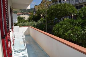 a chair sitting on the balcony of a building at Guardia Piemontese: Ideale per Mare e Terme in Guardia Piemontese Terme