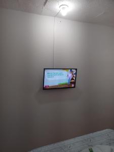 a flat screen tv hanging on a wall at Pousada bandeirantes in Ilhéus