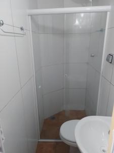 Ein Badezimmer in der Unterkunft Pousada bandeirantes
