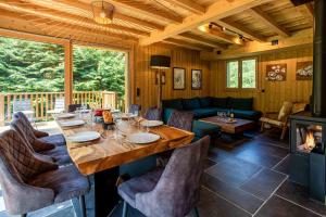 uma sala de jantar com uma mesa e uma lareira em Chalet du Gouter - Chamonix All Year em Chamonix-Mont-Blanc