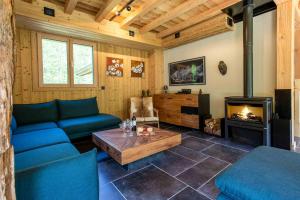 sala de estar con sofá y chimenea en Chalet du Gouter - Chamonix All Year en Chamonix-Mont-Blanc