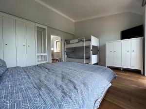 Łóżko lub łóżka piętrowe w pokoju w obiekcie Apartmán HYGGE Bratrouchov