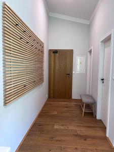 pasillo con paredes blancas y puerta de madera en Apartmán HYGGE Bratrouchov en Jablonec nad Jizerou