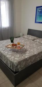 una bandeja de comida en la parte superior de una cama en Piero's Apartment Calasetta, en Calasetta