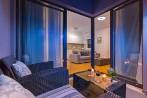 - un salon avec un canapé et une table avec des verres à vin dans l'établissement Greystar Apartment Dubrovnik, à Dubrovnik
