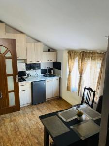 een kleine keuken met een tafel en een eetkamer bij Guest House Khatuna in Borjomi
