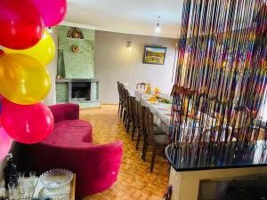 een eetkamer met een lange tafel en ballonnen bij Guest House Khatuna in Borjomi