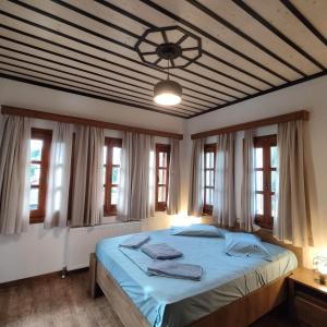 Postel nebo postele na pokoji v ubytování Vrionis House