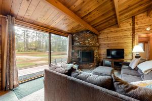 ein Wohnzimmer mit einem Sofa und einem Kamin in der Unterkunft Franconia Cabin Retreat in Franconia