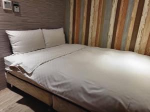 A bed or beds in a room at The Cole Hotel