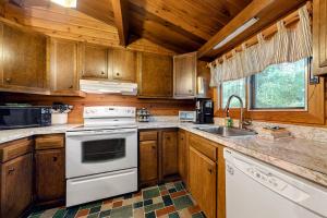 Küche/Küchenzeile in der Unterkunft Franconia Cabin Retreat