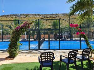 un grupo de sillas sentadas junto a una piscina en Villa MS, en Alicante