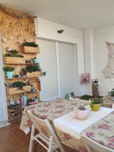 a dining room with a table and chairs at Playa Serena Zen in Roquetas de Mar