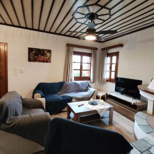 Posezení v ubytování Vrionis House