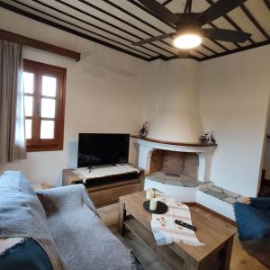 Televízia a/alebo spoločenská miestnosť v ubytovaní Vrionis House