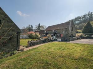 un grupo de edificios en un campo con un patio en Farndale, en Whitby