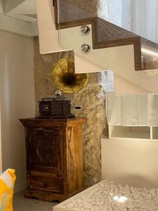 Pokój z klatką schodową, drewnianym stołem i klatką schodową w obiekcie Glorizio Loft Tropea w Tropei