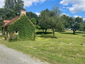 Vonkajšia záhrada v ubytovaní Lake View Cottage close to Le Mans 24H circuit