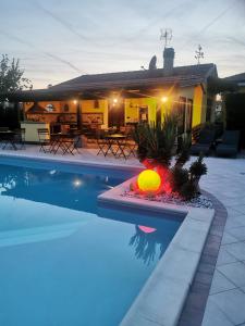 una casa con piscina di notte di Casa di Campagna B&B La Corte Ferrara a Ferrara