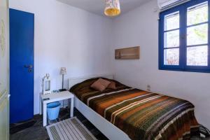 เตียงในห้องที่ Traditional Village House On Kea