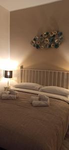 菲烏米奇諾的住宿－L' Ora Blu，一间卧室配有一张大床和毛巾