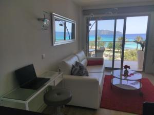 En sittgrupp på Modern apartment with stunning sea view