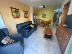 ein Wohnzimmer mit einem Sofa und einem Tisch in der Unterkunft Talima Las Marinas 1-Serviden in Denia