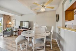 cocina y comedor con mesa y sillas en Sandpiper Cove #3104 Condo, en Destin