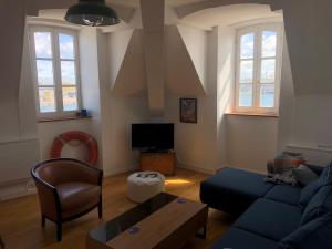 Televízia a/alebo spoločenská miestnosť v ubytovaní La Hune Vauban - Appartement avec vue mer & port