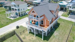 een uitzicht op een huis met bij Summer Getaway Specials! Front Row Views - Tiki Bar - Playground - Fenced Yard in Bolivar Peninsula