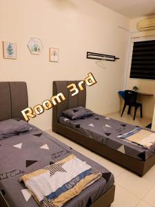 a bedroom with two beds and a sign that reads room rap at Bkt Kepayang1627 dreams homestay晓梦想民宿 in Seremban