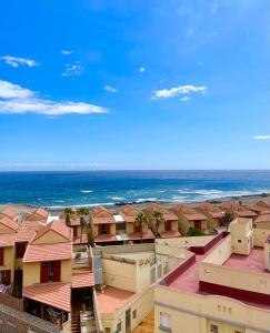 エル・メダノにあるApartment-Duplex, El Medanoの屋根から海岸の景色を望む