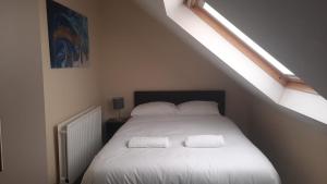 um quarto com uma cama com duas almofadas brancas em Alexander Apartments City North em Newcastle upon Tyne