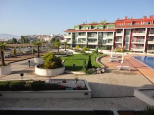 サンシェンショにあるURBANIZACIÓN ILLAS ATLANTICAS-PORTONOVOの庭園と中庭のある大きなアパートメントです。