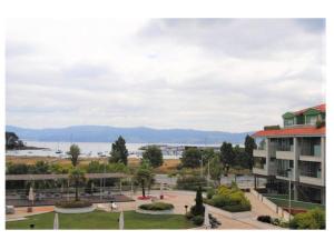 サンシェンショにあるURBANIZACIÓN ILLAS ATLANTICAS-PORTONOVOの水辺公園付きの建物 +20枚の写真