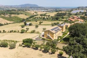 uma vista aérea de uma casa num campo em Sul Calar del Sole al Conero em Recanati