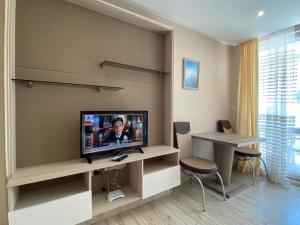 A television and/or entertainment centre at PARADISO 'В' 102 PRIVATE SEA VIEW Apartment