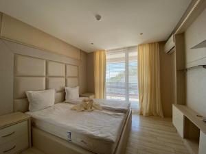 A bed or beds in a room at PARADISO 'В' 102 PRIVATE SEA VIEW Apartment